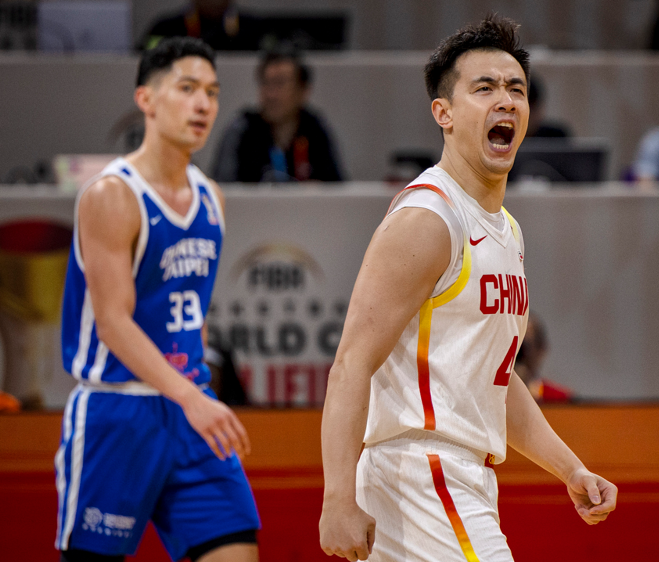 英超-5分钟4犯仍男篮功臣！末节超远三分绝平值千金 赵继伟14分钟13分