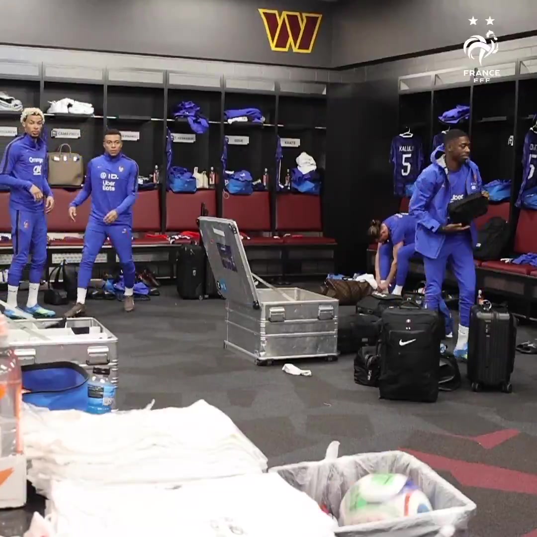 😅姆三岁？姆巴佩更衣室投篮命中瞬间狂喜，现场表演魔性舞蹈